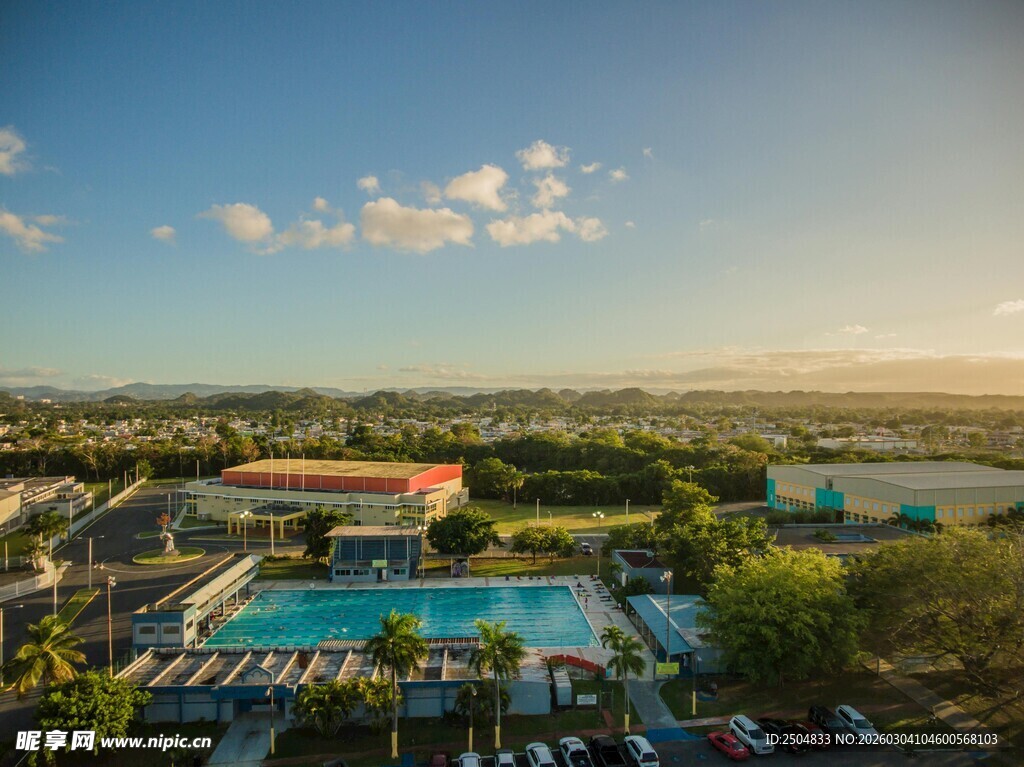 城市中的泳池与建筑景观