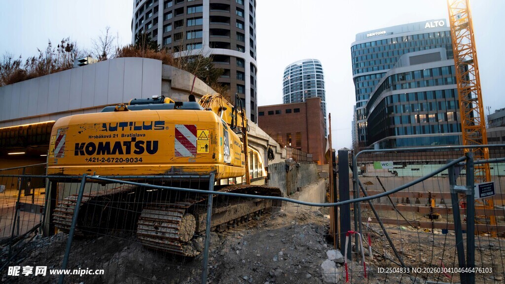 工地中的黄色起重机作业