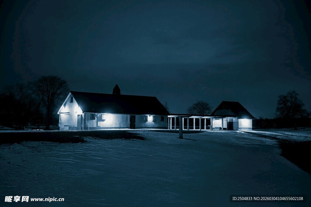 雪夜中的亮灯小屋