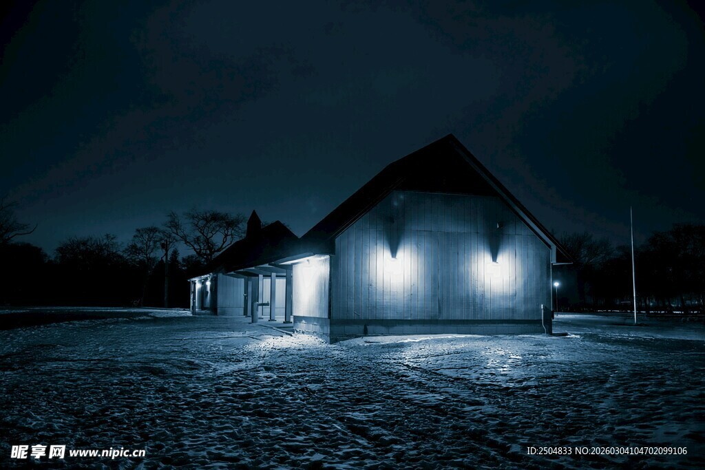 黑夜中亮灯的静谧小屋