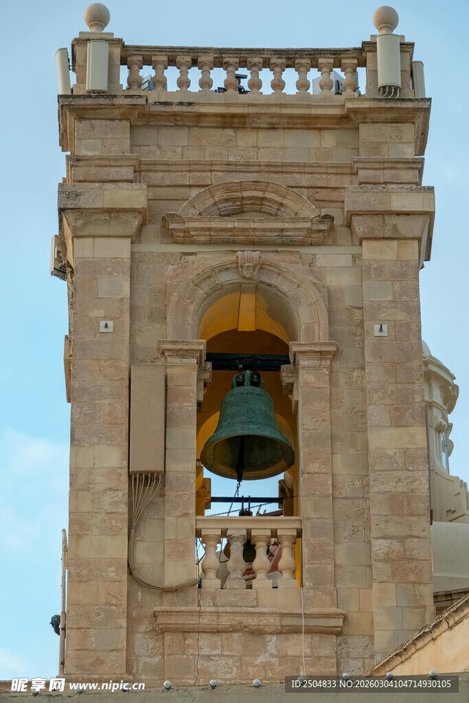 古老钟楼与悬挂的大钟