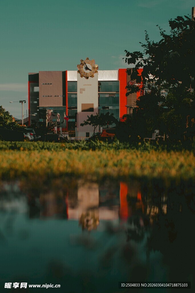 湖畔建筑倒影 景致迷人