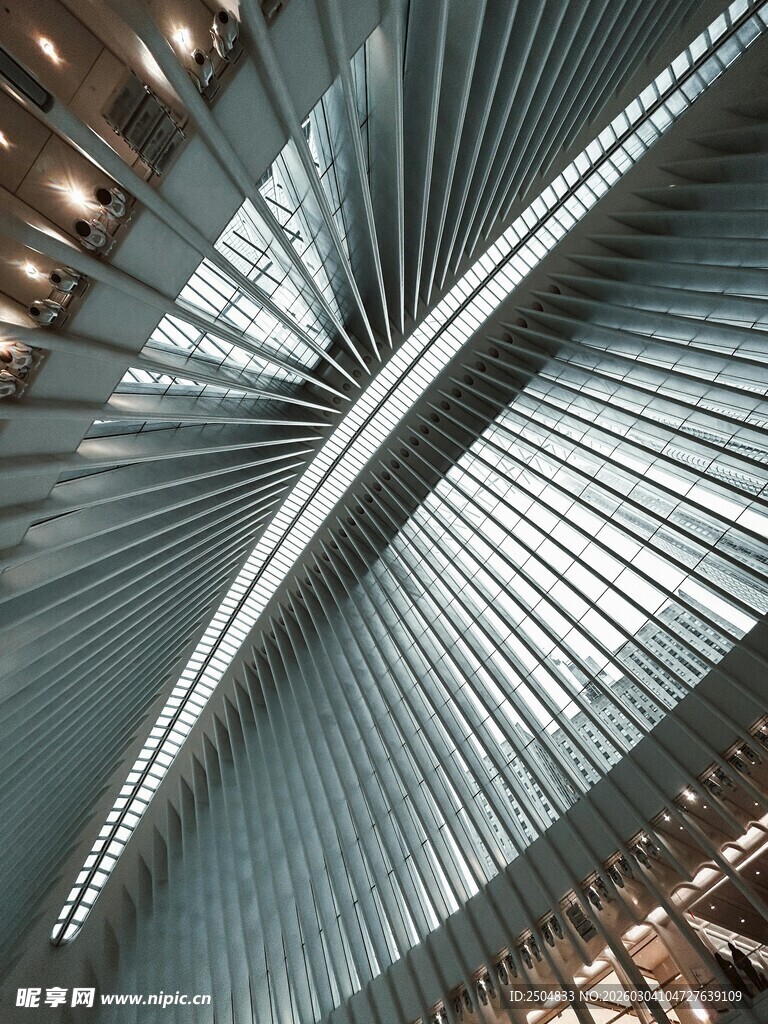 现代建筑独特金属屋顶结构