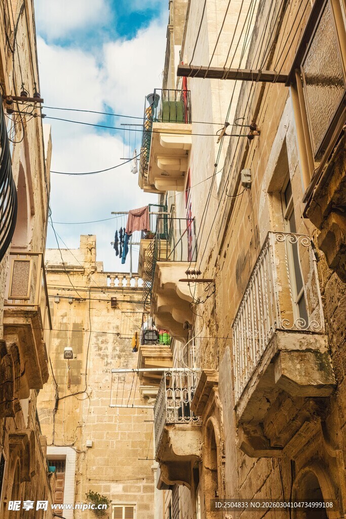 古老街巷中的欧式建筑风貌