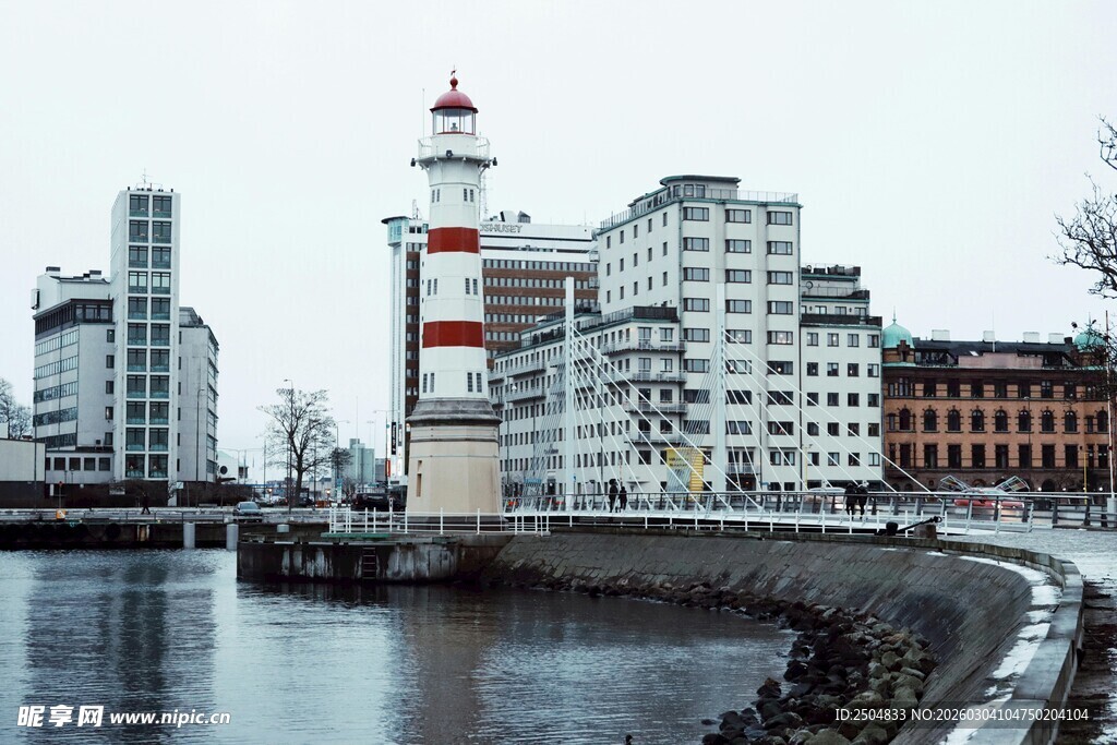 河畔灯塔与城市建筑景观