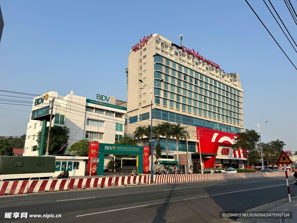 城市中显眼的高楼建筑