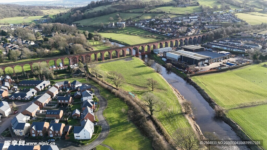 乡村高架桥俯瞰美景