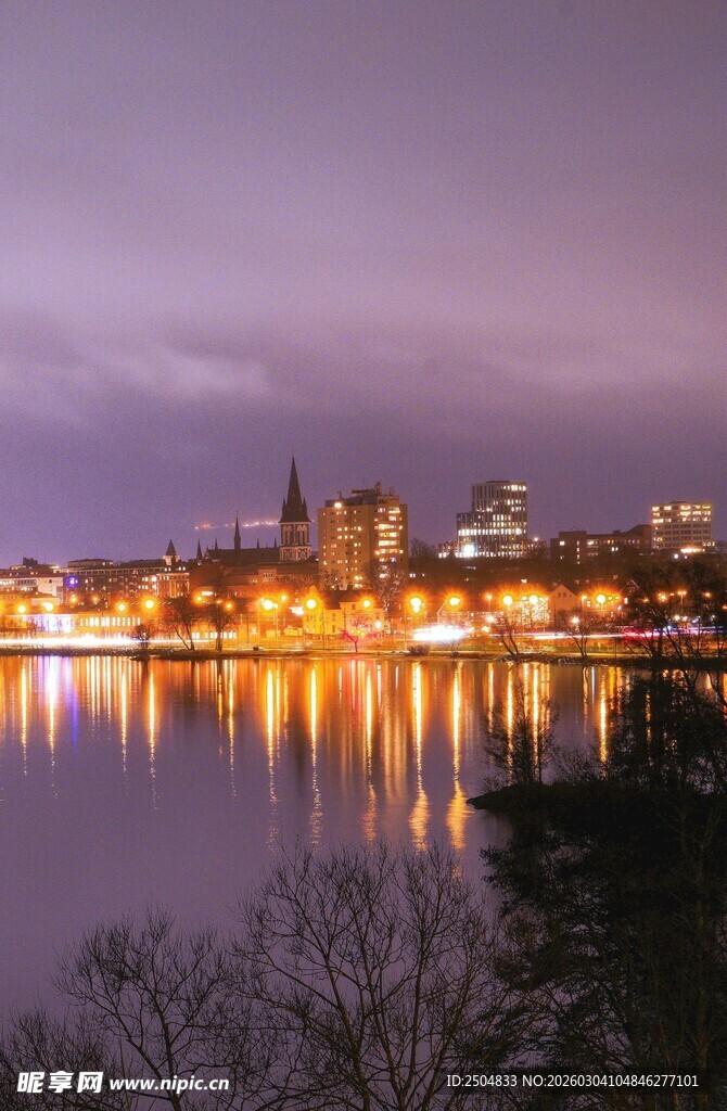 黄昏湖畔城市璀璨夜景