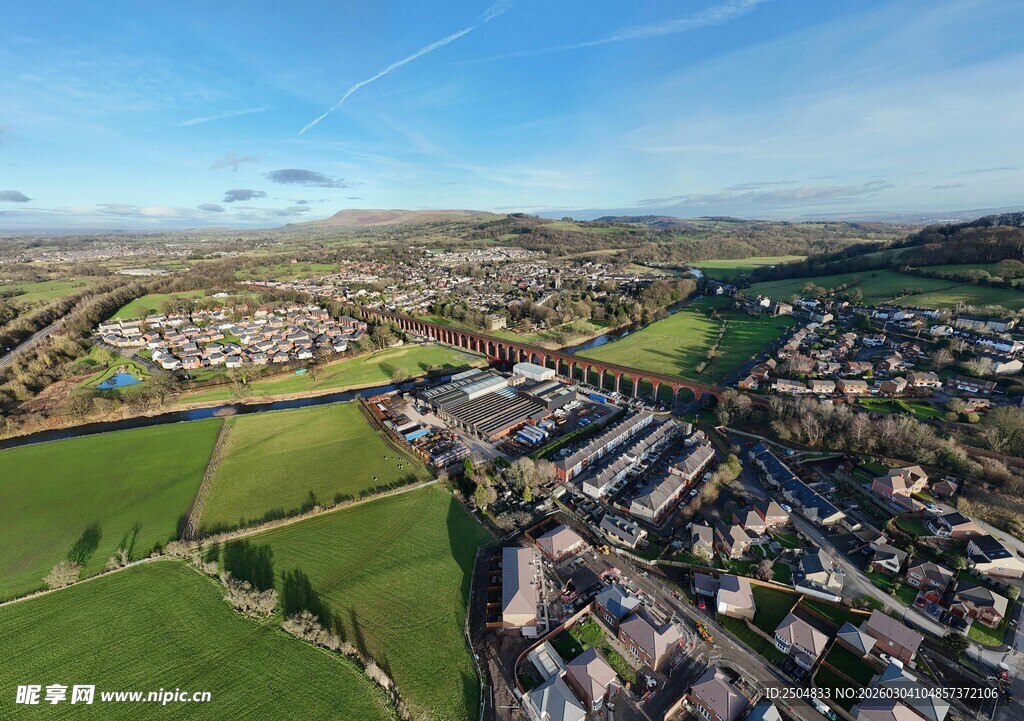 俯瞰乡村城镇美丽风光