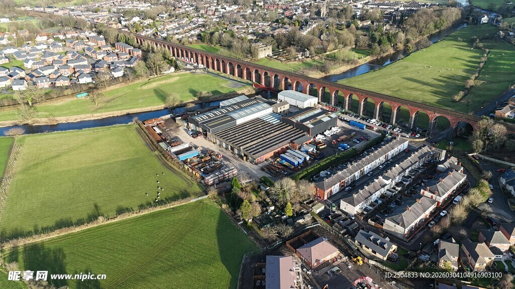 俯瞰城市中的高架桥与绿地