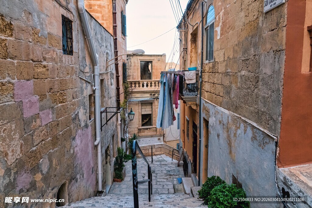 狭窄小巷中的古朴建筑