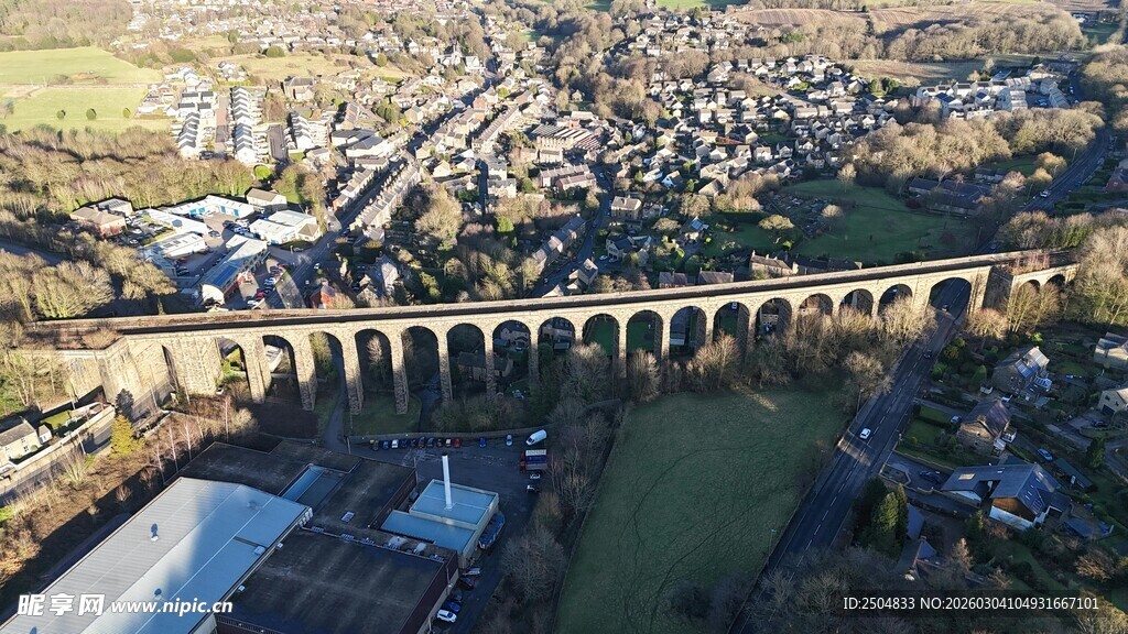 空中俯瞰古老高架桥