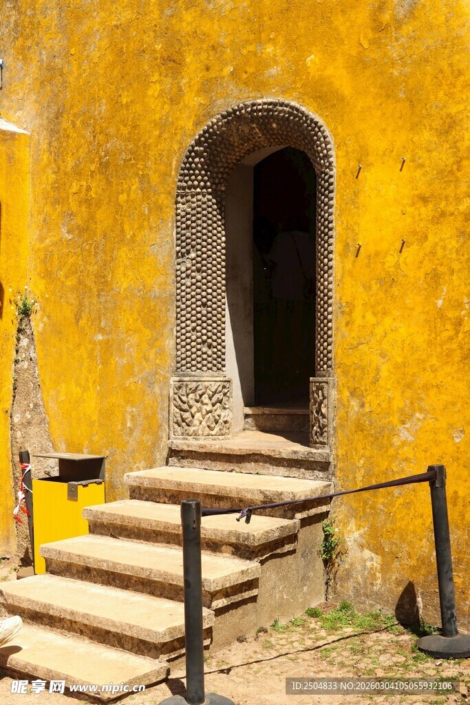古老黄墙下的神秘拱形入口