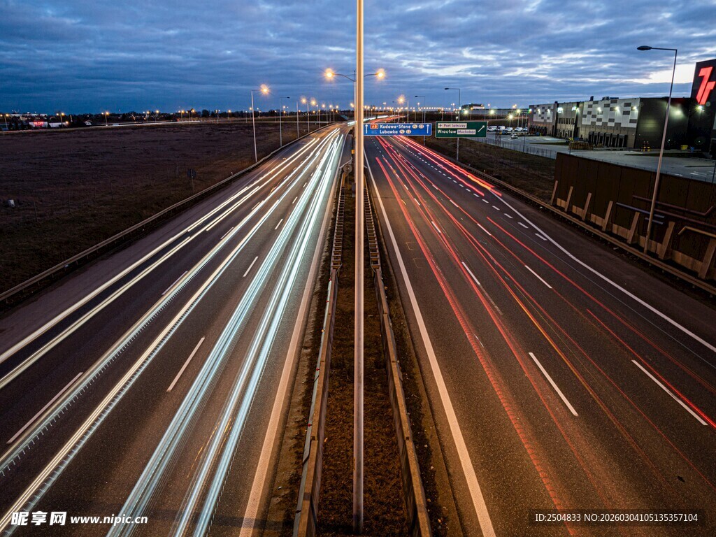 夜幕下公路的光影轨迹