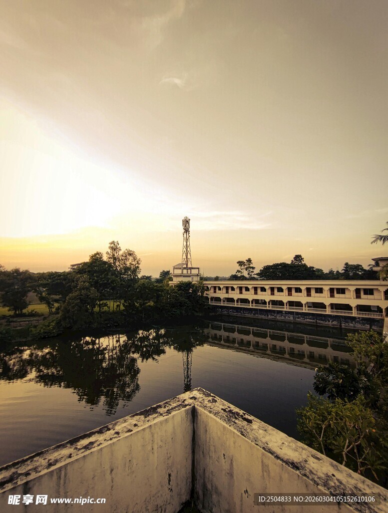 夕阳下的水边建筑景观