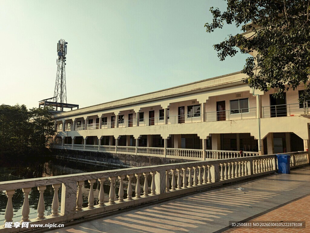 复古风格多层建筑外观