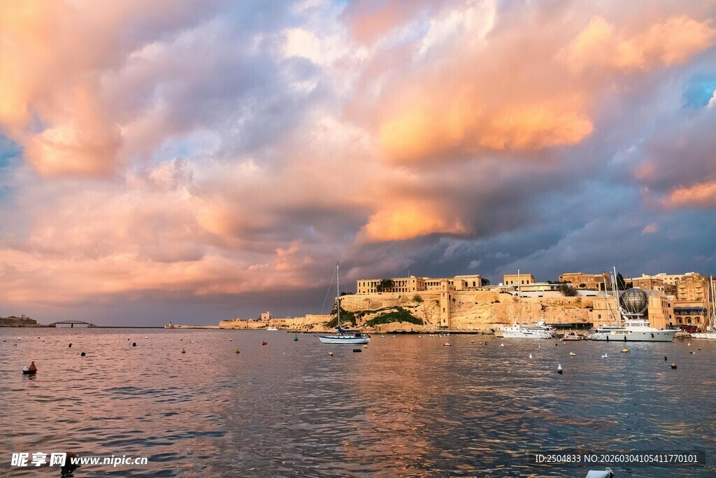 海滨城市的绚烂黄昏美景