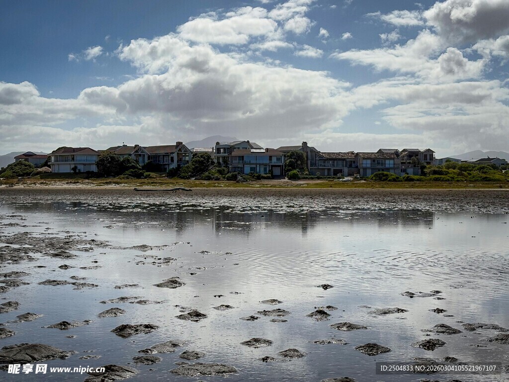 海滨小镇风光 水天一色