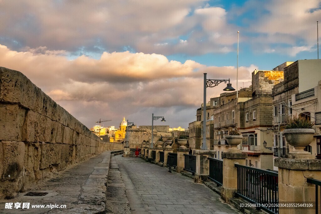 古老街巷的黄昏景致