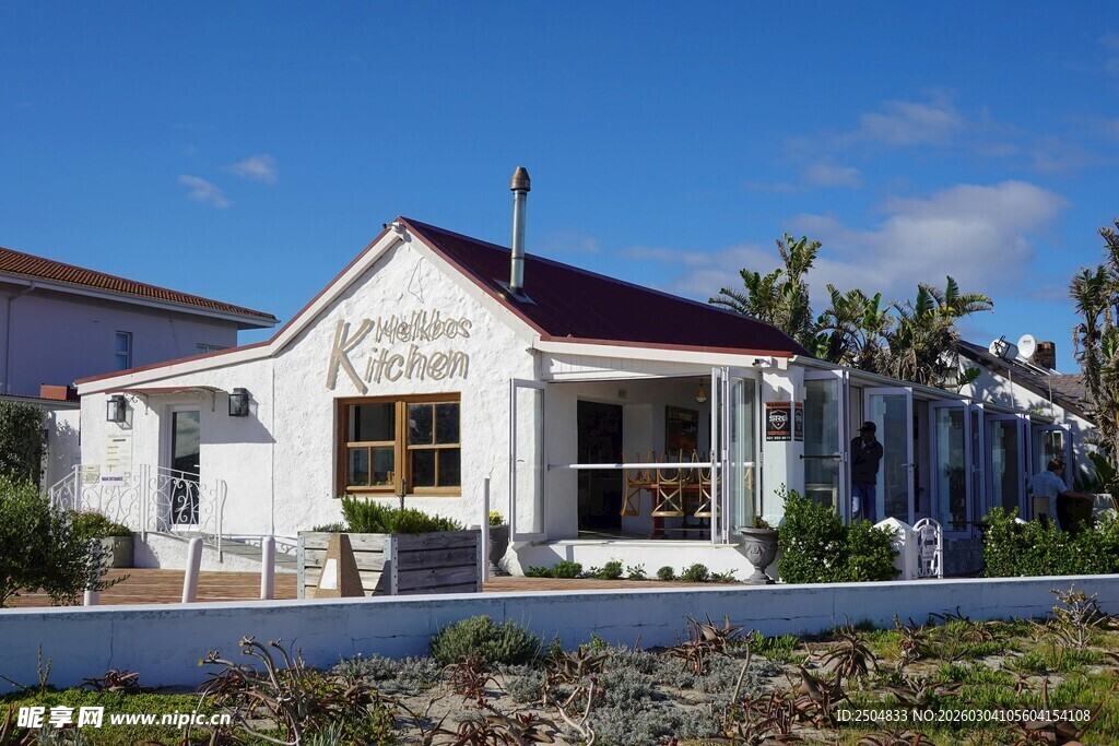 白色小屋 宁静乡村景致