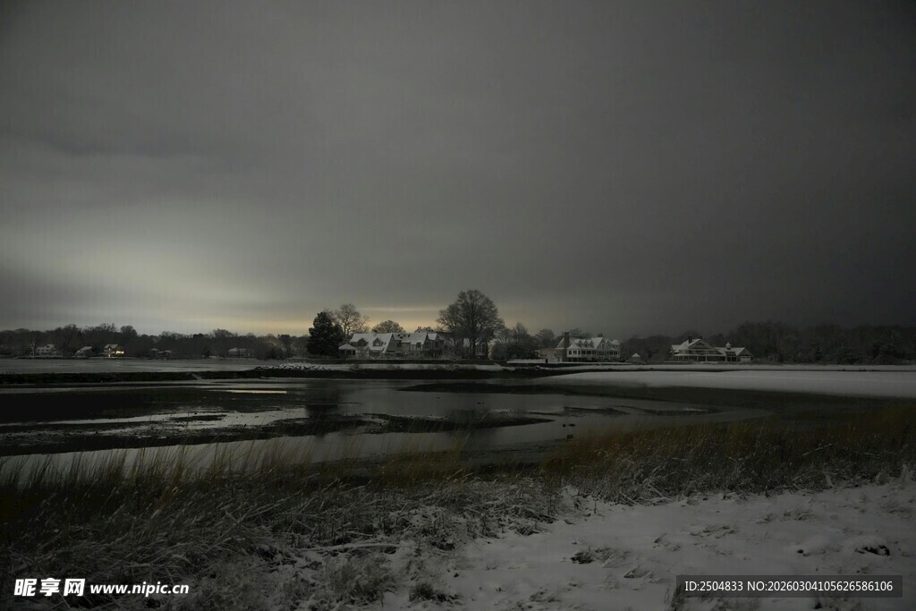 冬日旷野乌云笼罩景象