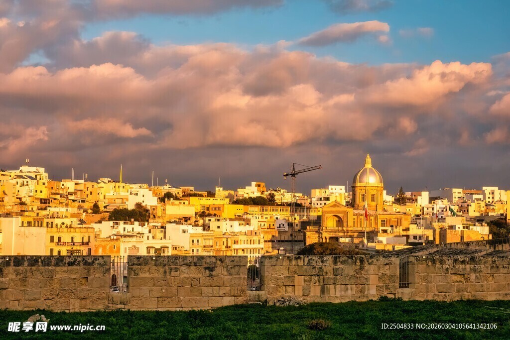 黄昏下的古老城市景观