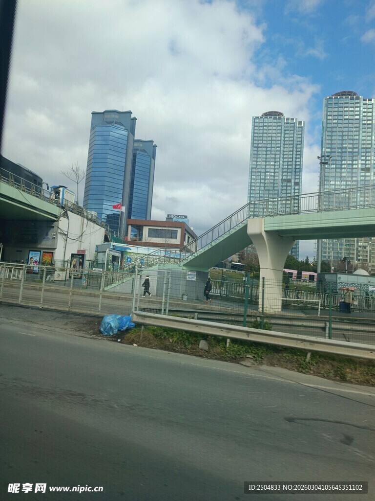 城市道路与高楼景观