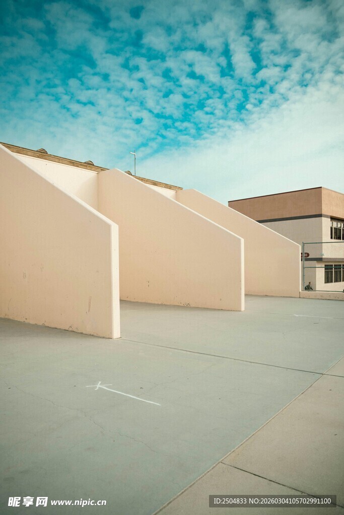 空旷户外建筑场景