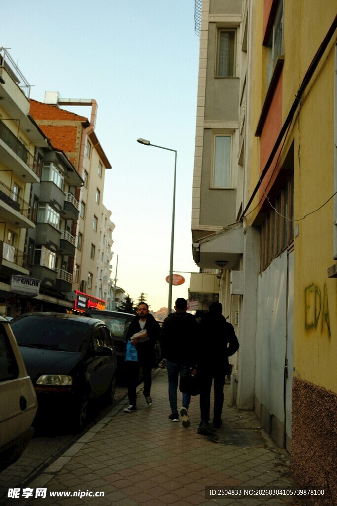 街道上行人与停放车辆