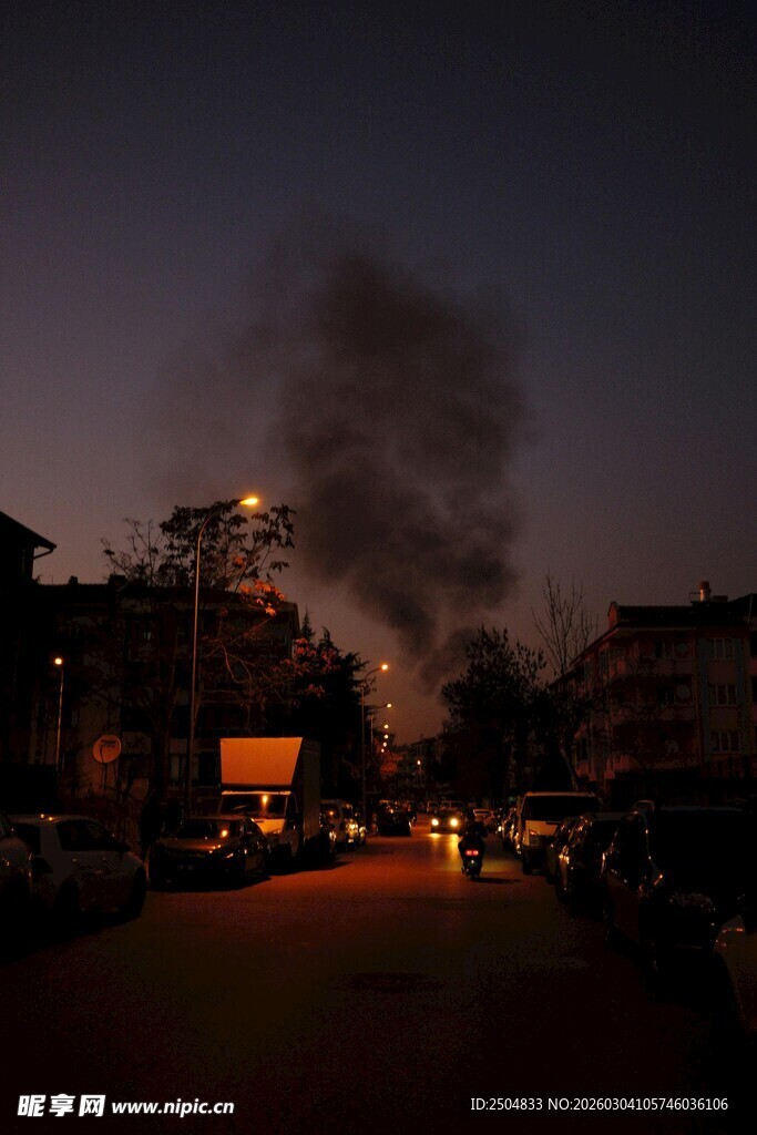 夜晚火灾现场浓 滚滚