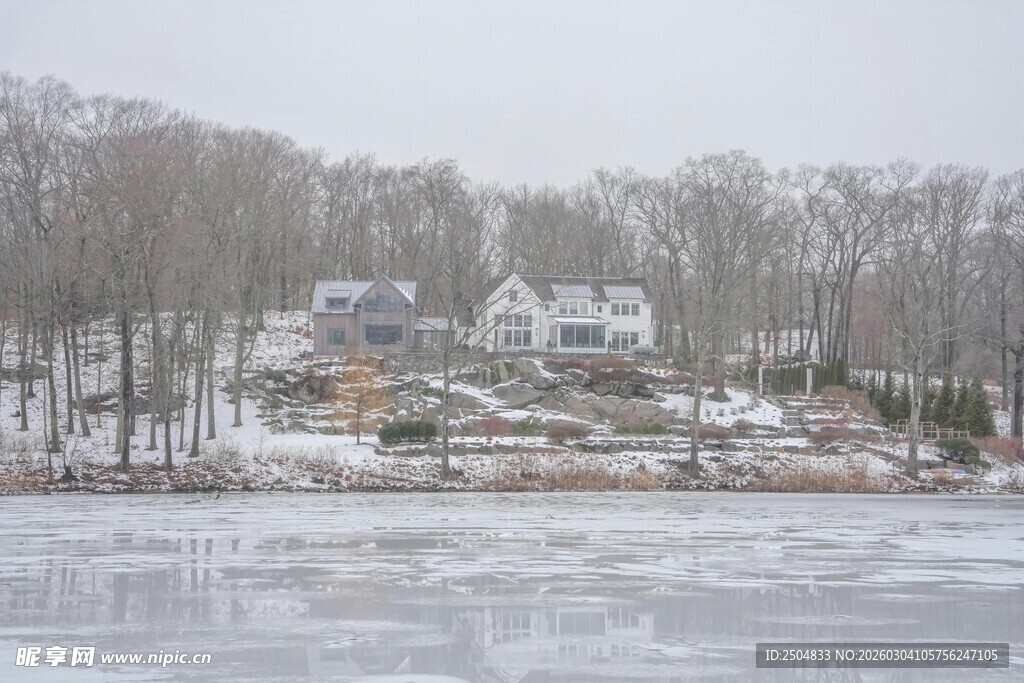 冬日湖畔雪景中的温馨小屋