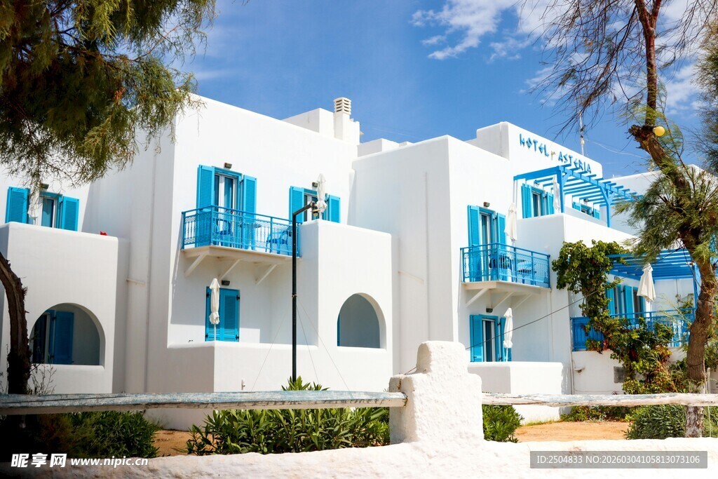 蓝白相间的地中海风格建筑