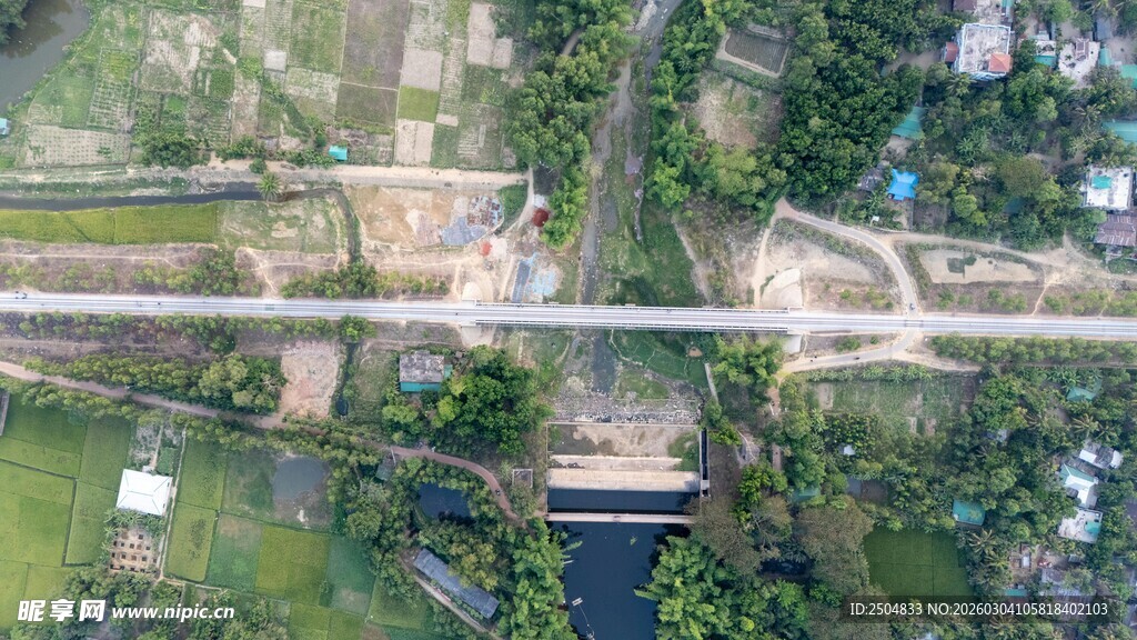 俯瞰桥梁及周边景观