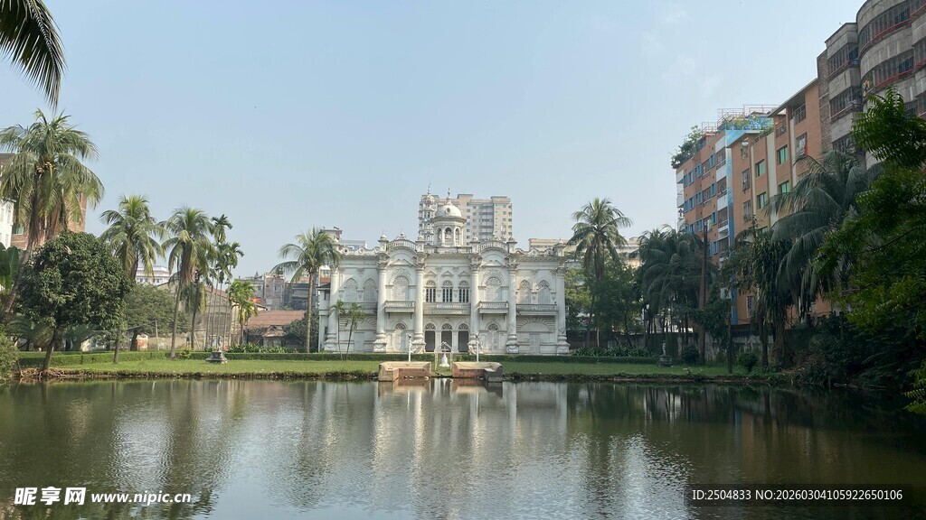 湖畔欧式建筑景观