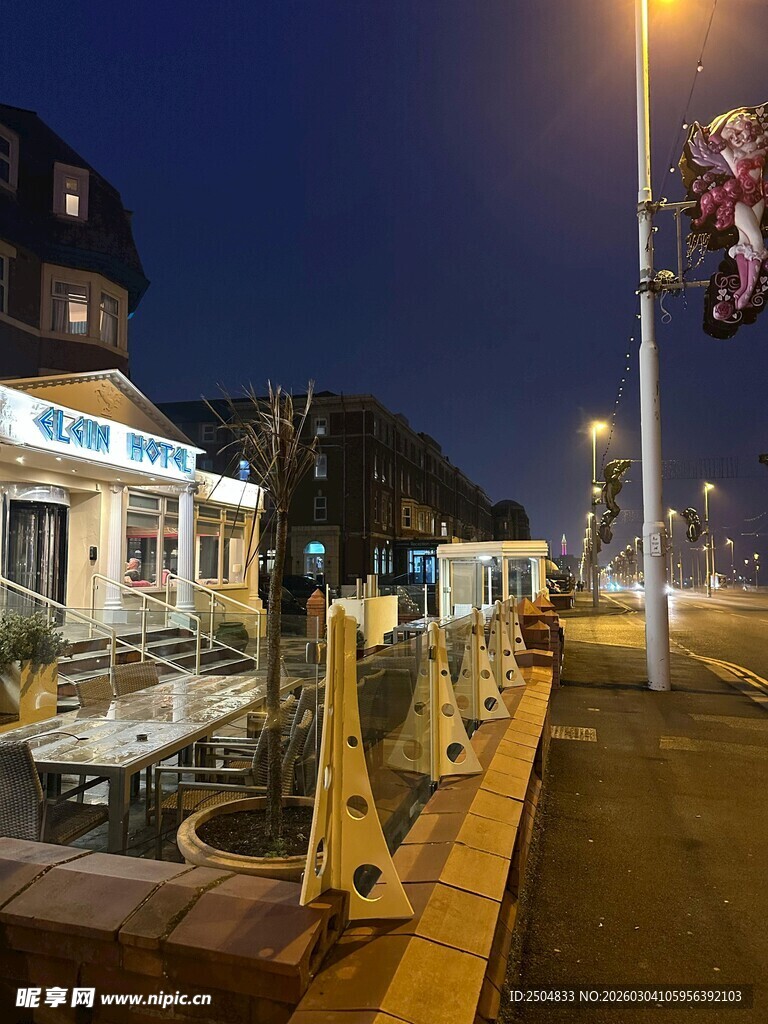 夜晚街边的施工场景