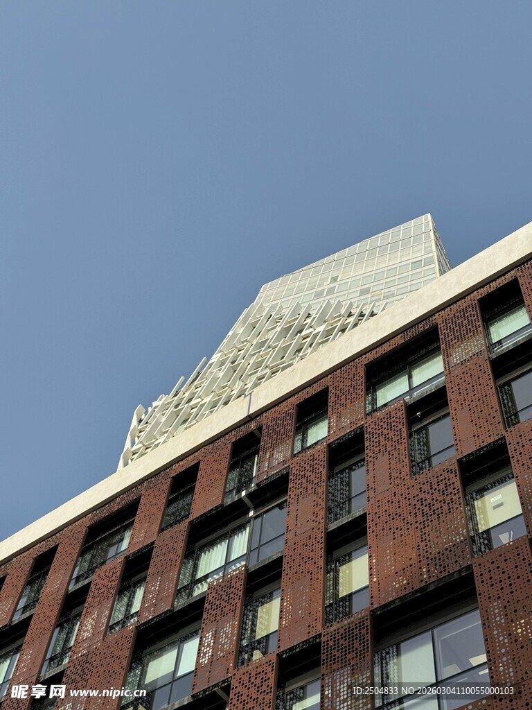 红砖建筑顶部标识特写