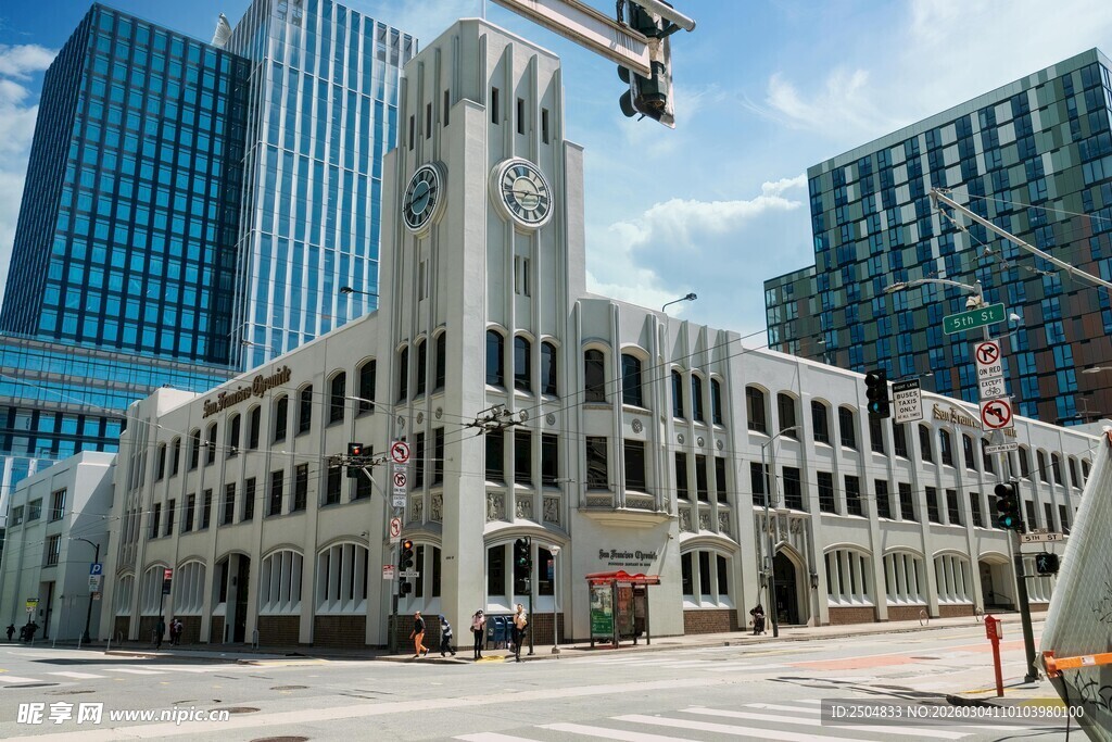 城市中复古与现代建筑并存