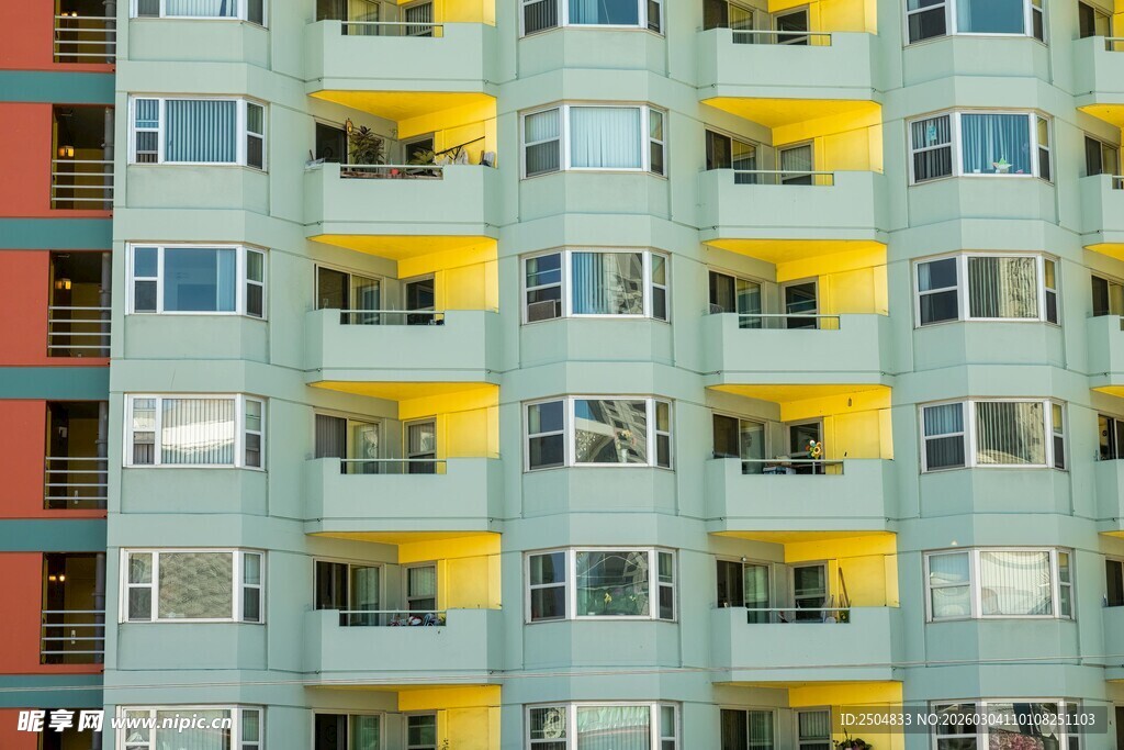 多彩阳台的现代公寓外观