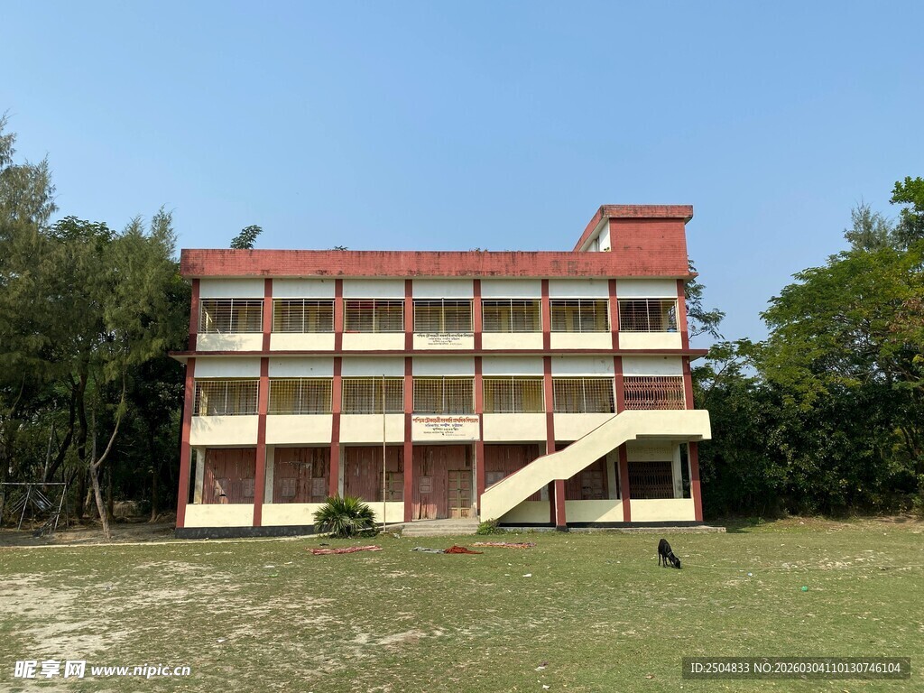 老旧多层教学楼外观