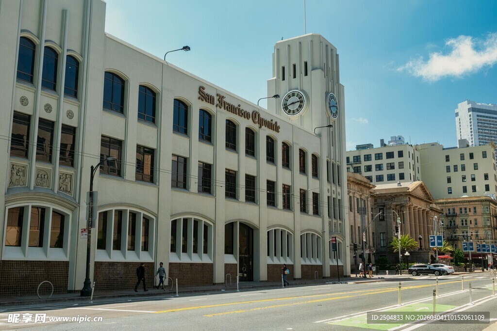 城市中的复古钟楼建筑