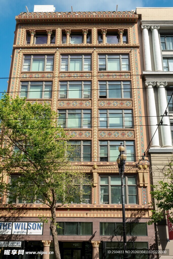 城市街边的多层棕色建筑