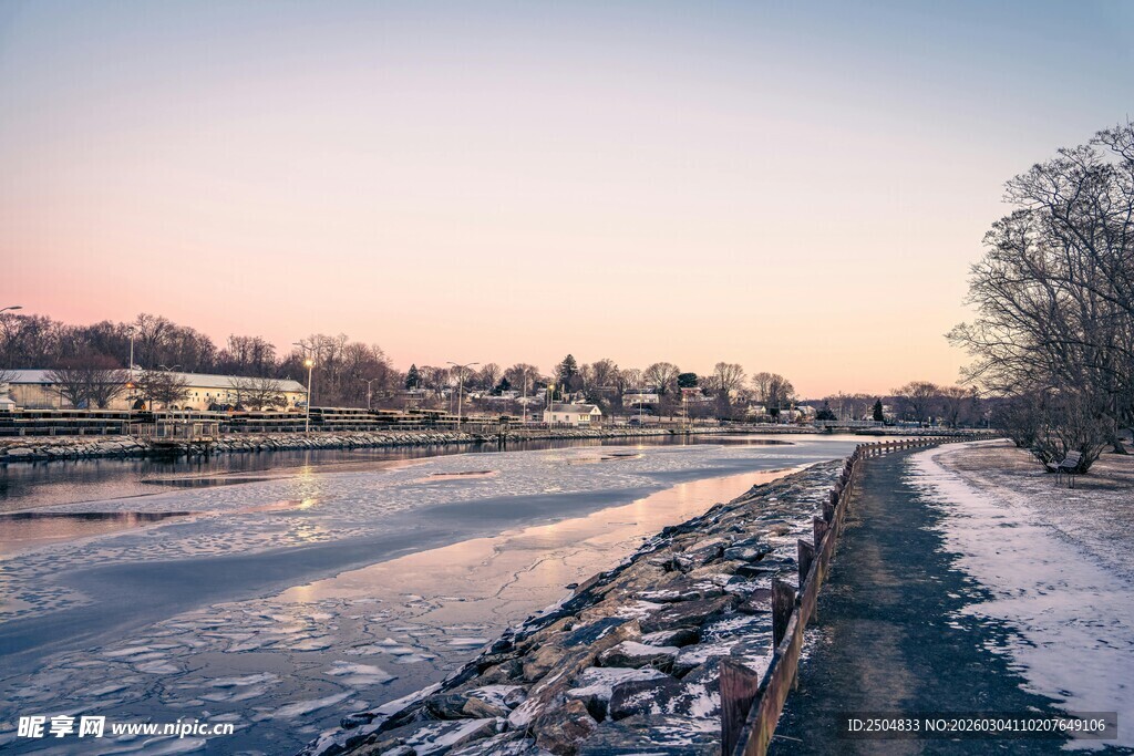 冬日河畔雪景风光