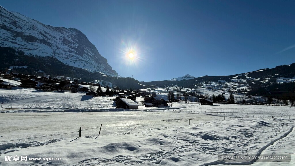 冬日雪山下的宁静村落