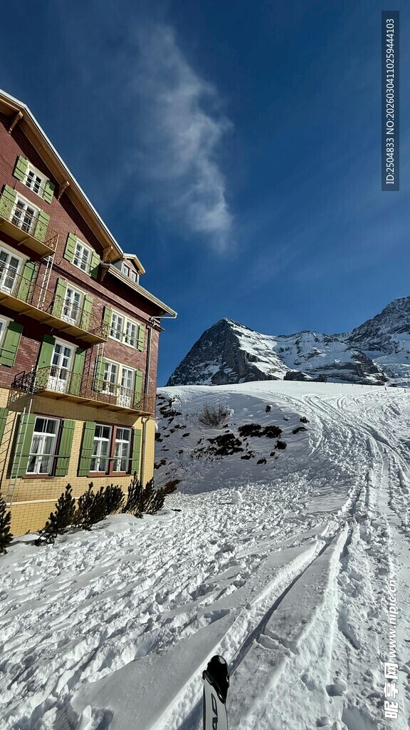 雪山旁的精美山间小屋