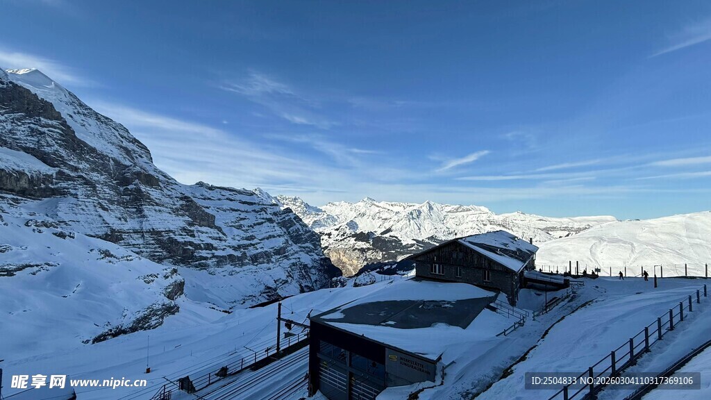 雪山小屋的壮丽冬日景色
