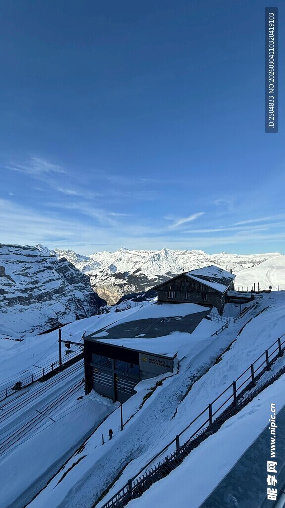 雪山缆车旁的冬日景致
