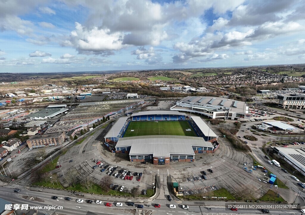 俯瞰城市中的大型体育场