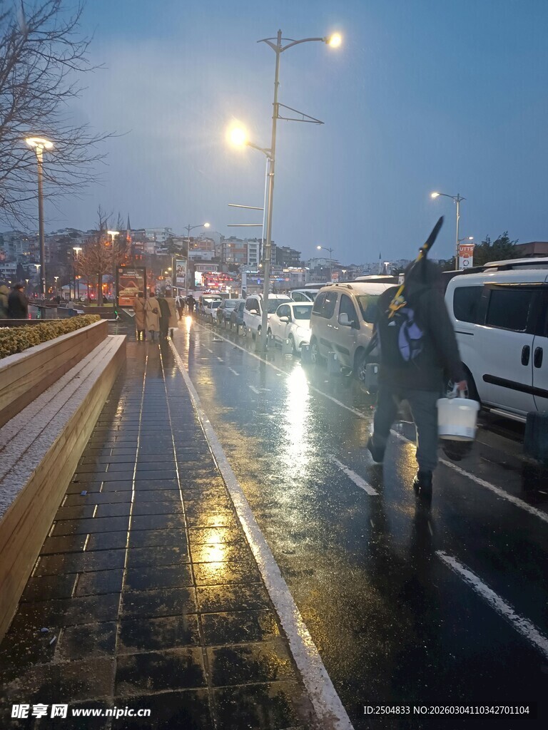 夜晚码头积水场景