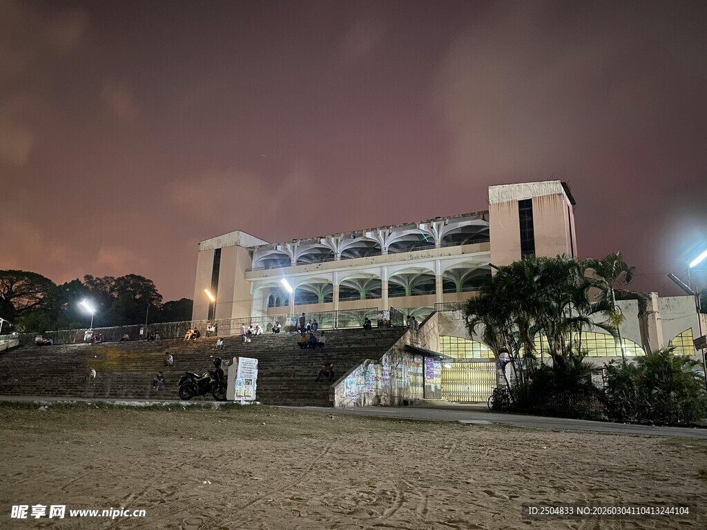 夜晚中的多层建筑景观