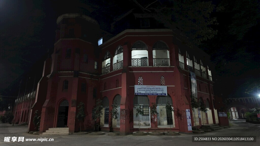 夜晚中的红砖建筑